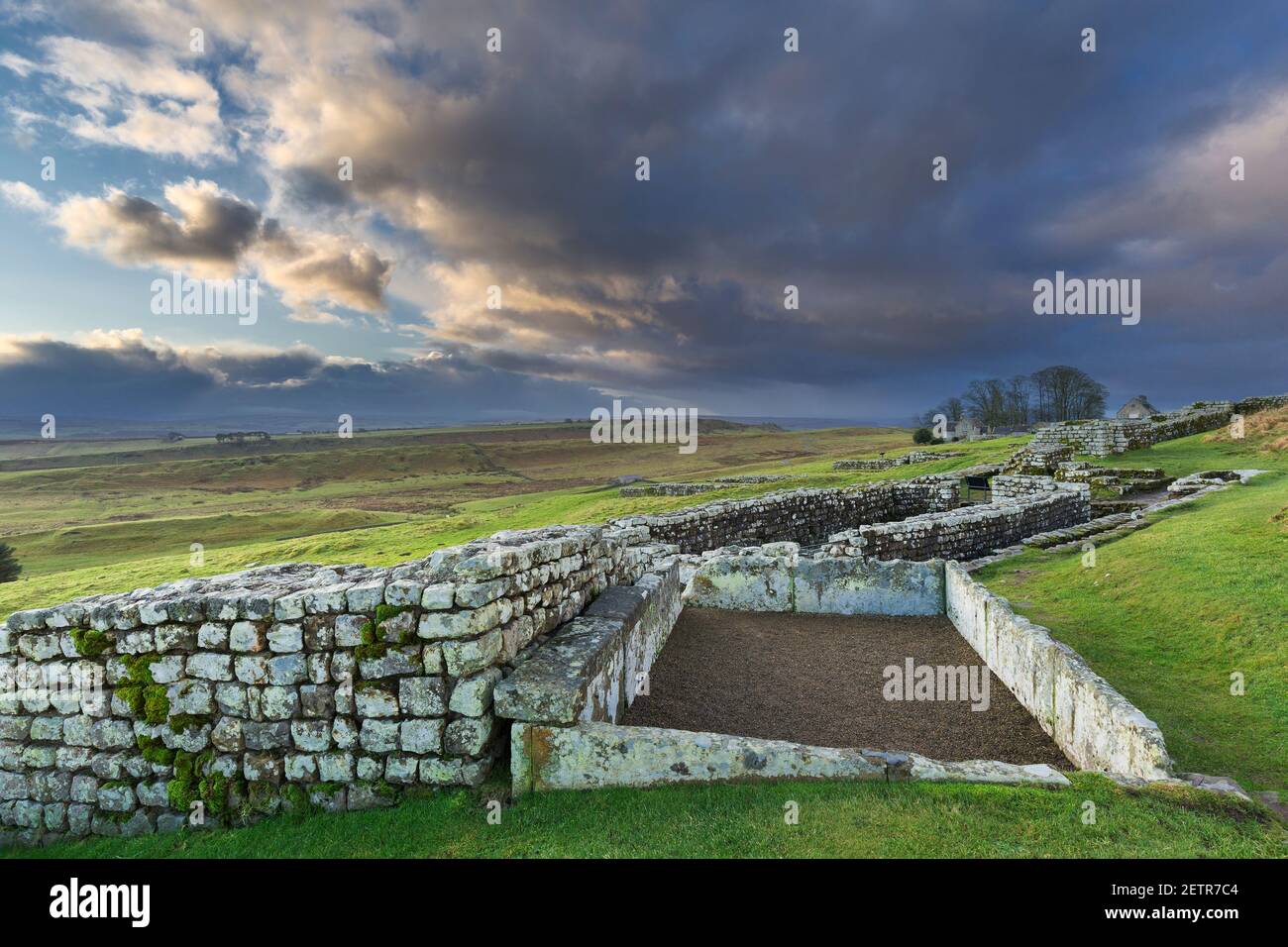 Il serbatoio dell'acqua, la torre ad angolo sud-est e le latrine a Housesteads Roman Fort, Hadrian's Wall, Northumberland, Regno Unito Foto Stock