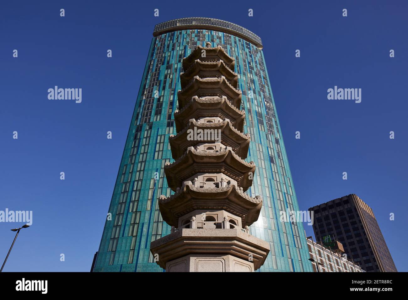 Il Radisson Blu Hotel, punto di riferimento del centro di Birmingham, è un edificio alto e contemporaneo Hotel con una facciata di vetro e di fronte ad un Cinese Pagoda Foto Stock
