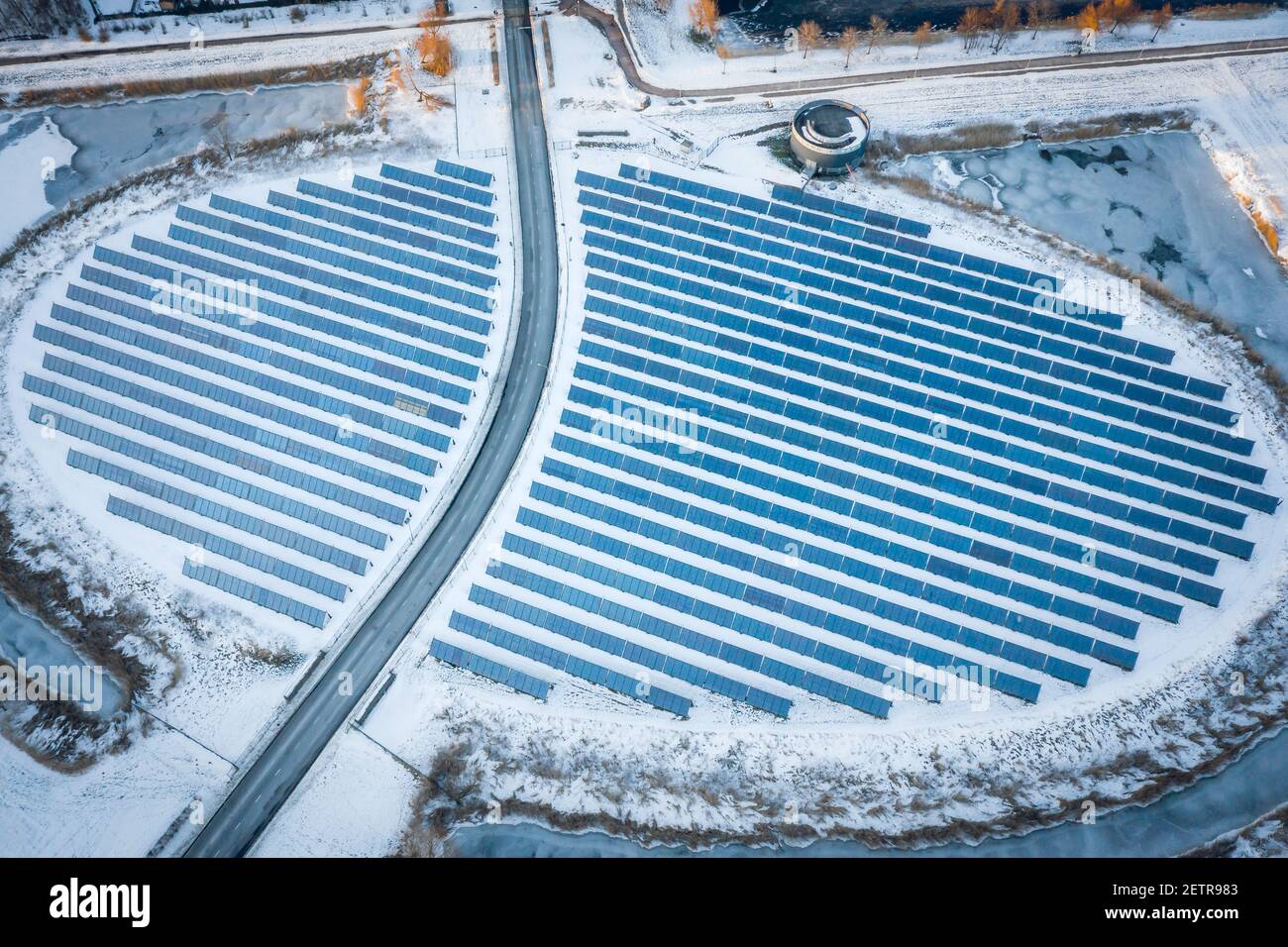 Pannelli solari dal design unico in una forma di isola. L'energia viene utilizzata per alimentare il riscaldamento urbano in un moderno quartiere sostenibile di Almere, il Nethel Foto Stock