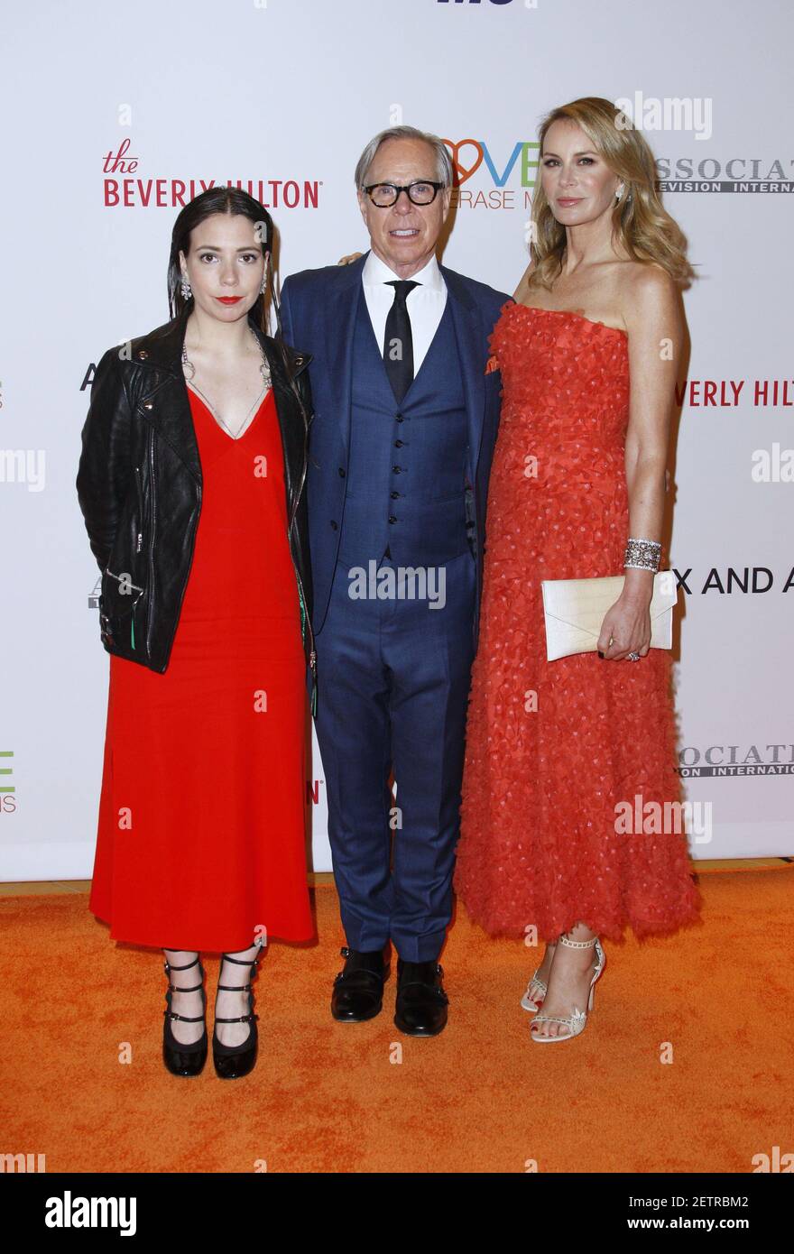 I designer di moda Elizabeth Hilfiger, Tommy Hilfiger e Dee Ocleppo  frequentano il 24° gala annuale Race to Erase MS presso l'hotel Beverly  Hilton di Beverly Hills, California, il 5 maggio 2017. (