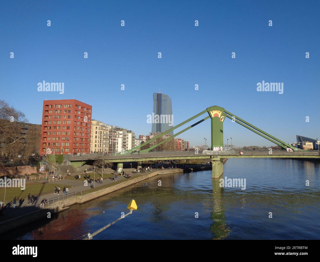 Piloni del Floesserbruecke di fronte alla Banca Centrale europea, sul fiume meno, in una domenica soleggiata a Francoforte sul meno, Assia, Germania Foto Stock