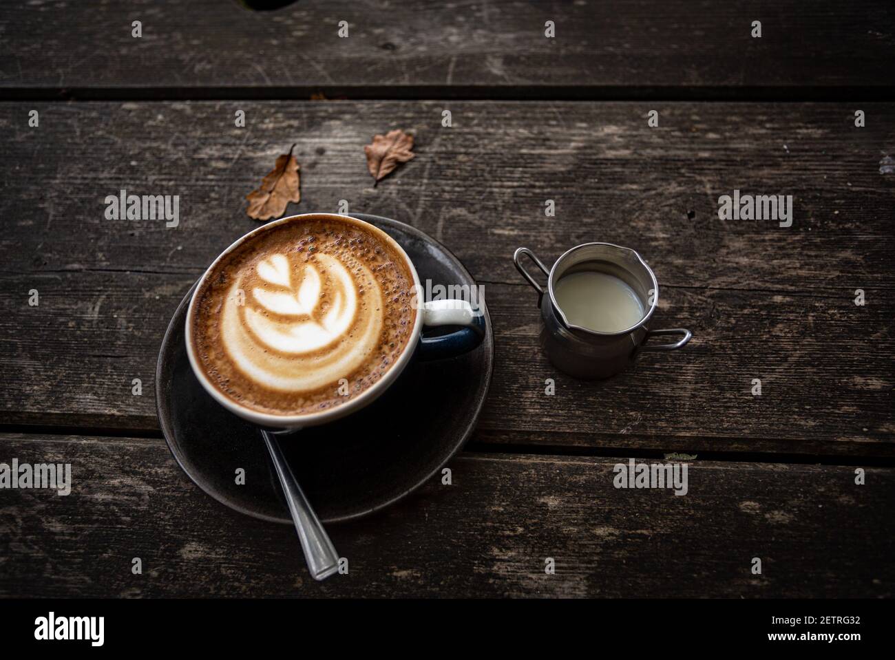 Tavolo rustico con caffè arte e latte Foto Stock
