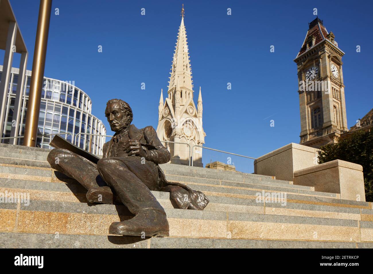 Il punto di riferimento del centro di Birmingham, Thomas Attwood, si trova a Chamberlain Square Bronze Di scultori Sioban Coppinger Fiona Peever Foto Stock