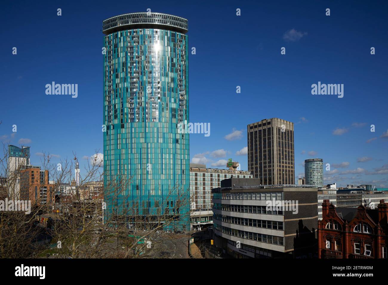 Il Radisson Blu Hotel, punto di riferimento del centro di Birmingham, è un edificio alto e contemporaneo hotel con una facciata di vetro Foto Stock