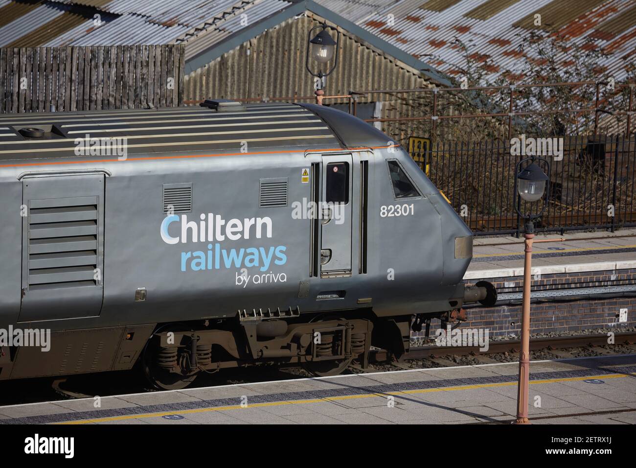 Stazione di Birmingham Moor Street Chiltern Line treni pendolari con arriva Classe 82 Guida Van Trailer (TVP) 82301 Foto Stock