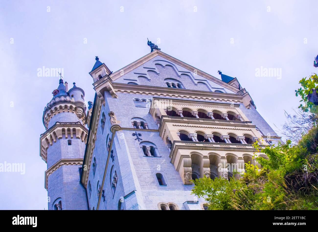 neuschwanstein, famoso castello di fiabe, principesse e amanti, si staglia contro il cielo blu e le foreste sullo sfondo dei laghi Foto Stock