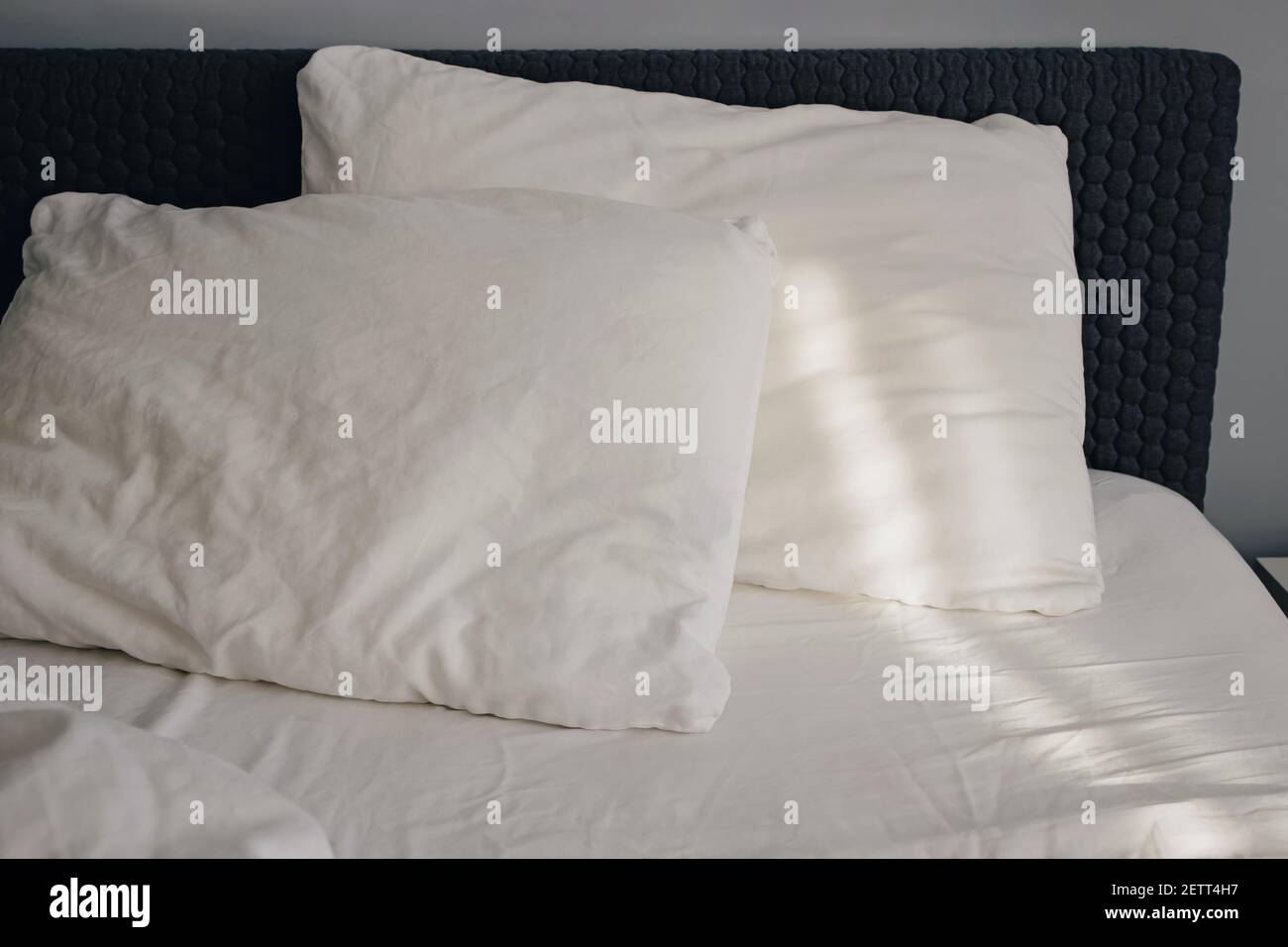 Primo piano di cuscini bianchi con luce del mattino. Foto Stock
