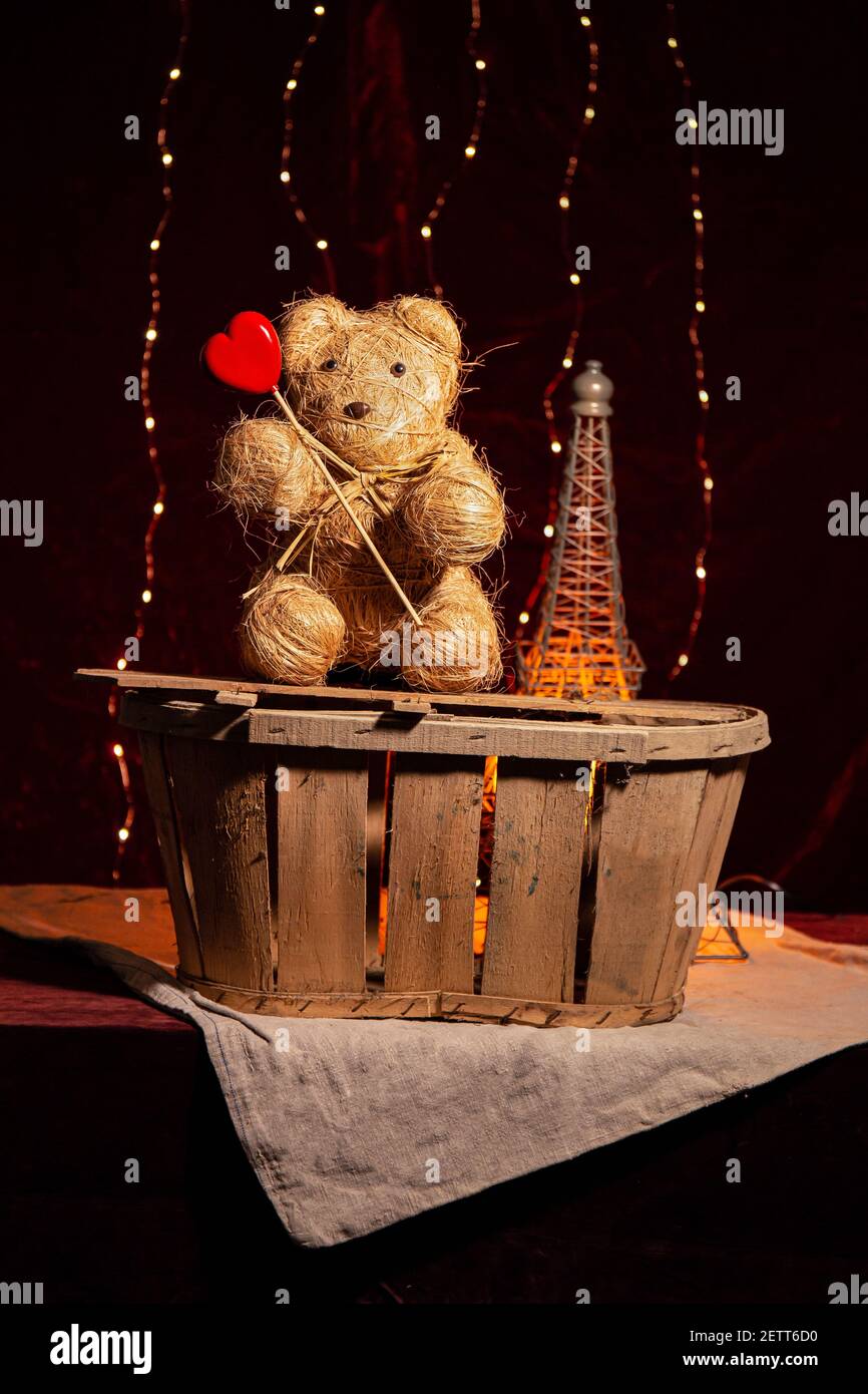 Adorabile orsacchiotto di orsacchiotto fatto a mano un cuore di legno e un rosa sbiadita Foto Stock