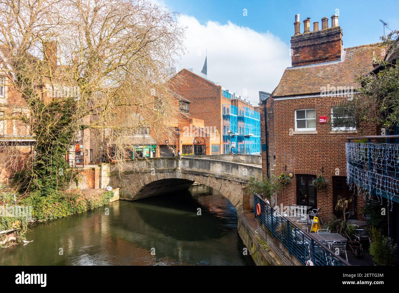 Il ponte High Bridge attraversa il fiume Kennett, parte del Kennett e del canale Avon nel centro di Reading, con uffici ed edifici oltre. Foto Stock