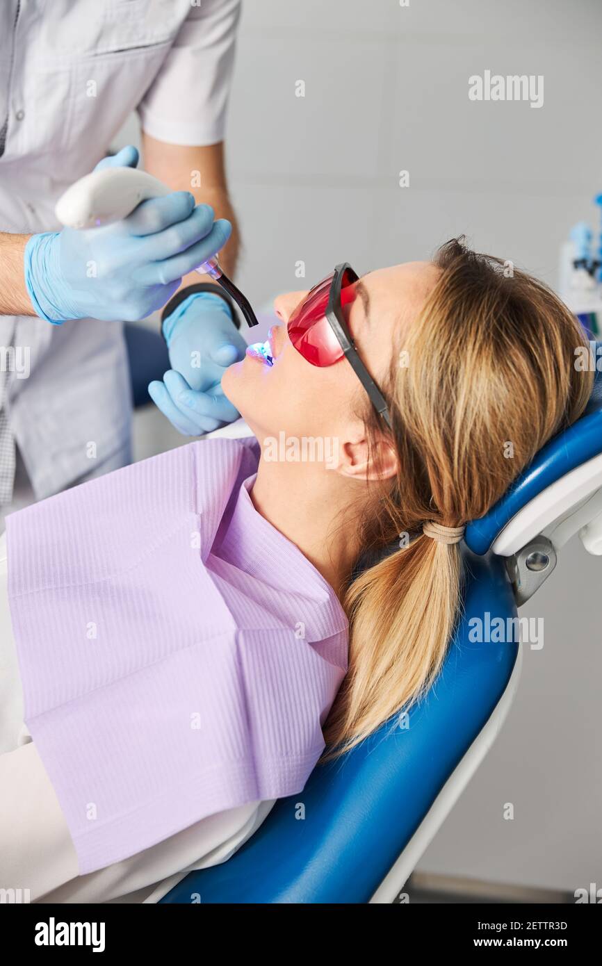 Dental curing light immagini e fotografie stock ad alta risoluzione - Alamy