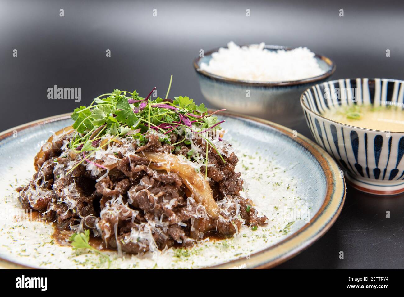 Manzo Bulgogi carne barbecue servita con ciotola di riso e zuppa di miso con bella presentazione sul piatto. Foto Stock