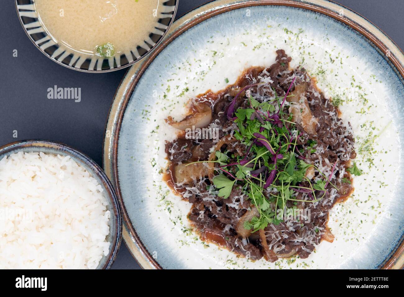 Vista panoramica della carne di manzo Bulgogi barbecue servita con ciotola di riso e zuppa di miso con bella presentazione sul piatto. Foto Stock