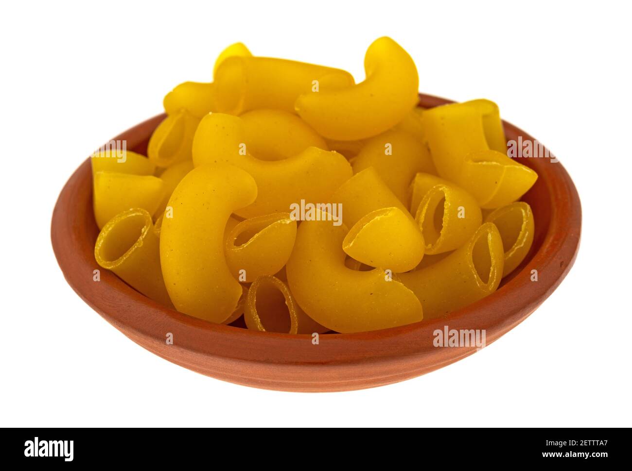 Vista laterale di una ciotola di macaroni a gomito organici isolati su sfondo bianco. Foto Stock