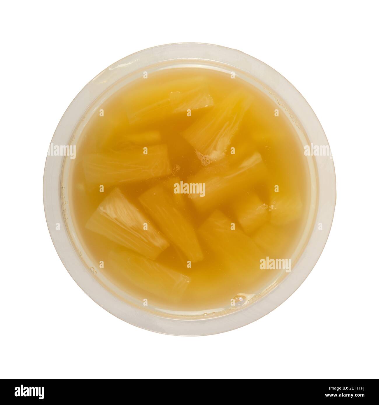 Vista dall'alto di un contenitore in plastica riempito con ananas a dadini in succo naturale isolato su sfondo bianco. Foto Stock