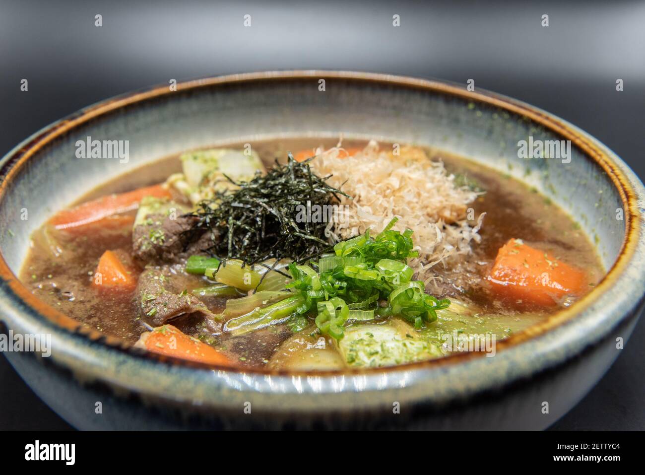 Ampia e abbondante ciotola di zuppa di manzo con alghe per riscaldare il ventre. Foto Stock