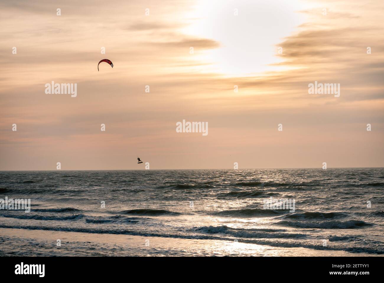 Kite surfer in inverno al tramonto sul Mare del Nord All'isola di Wadden di Texel Foto Stock