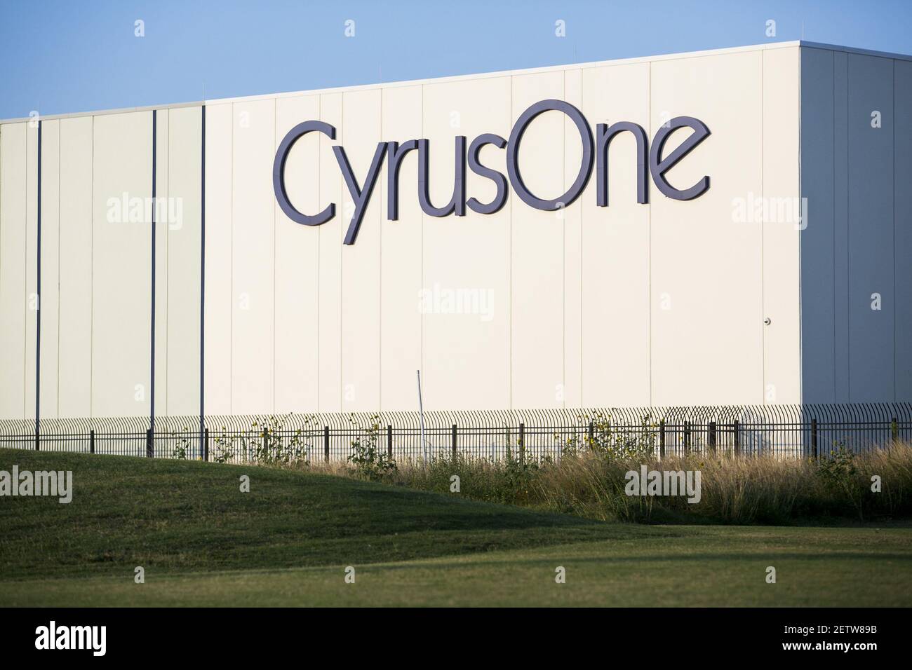 Il 27 maggio 2017, un cartello con il logo all'esterno di un data center CyrusOne di Houston, Texas. Photo by Kristoffer Tripplaar *** Please use Credit from Credit field *** Foto Stock