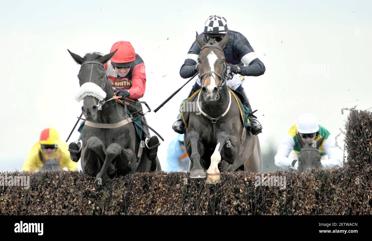 SIMON DAVEY MANAGER DI BARNSLEY WOH GIOCA A CARDIFF NELLA SEMIFINALE DELLA FA CUP. IL JOHN SMITH'S CHASE ALL'ULTIMO VINCITORE BIG BUCKS (A SINISTRA) ACCANTO ALLA SECONDA BATTAGLIA. 27/3/2008. IMMAGINE DAVID ASHDOWN Foto Stock