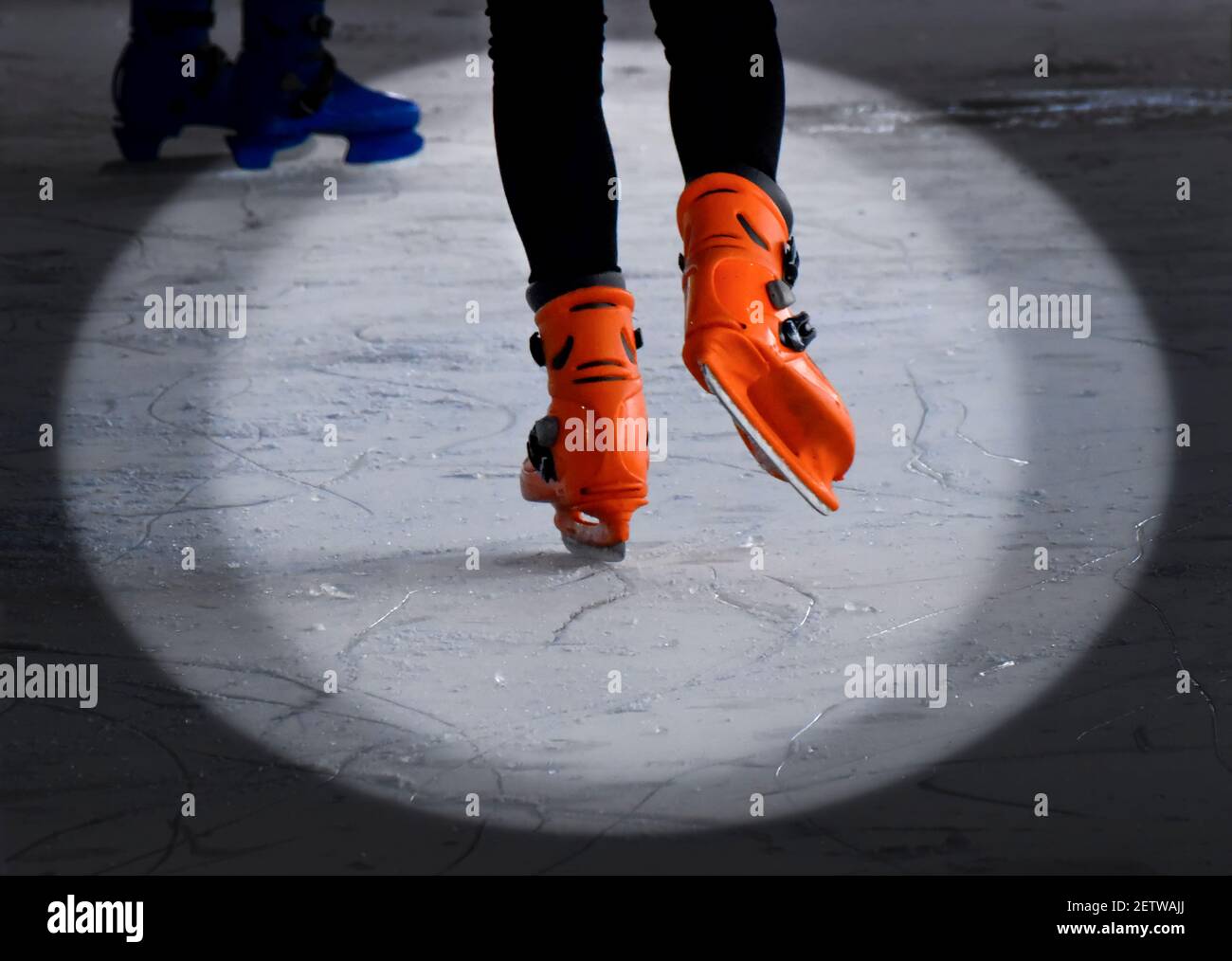 Pattinaggio su ghiaccio. Primo piano dei pattini di un pattinatore su una pista di pattinaggio, a Madrid Foto Stock