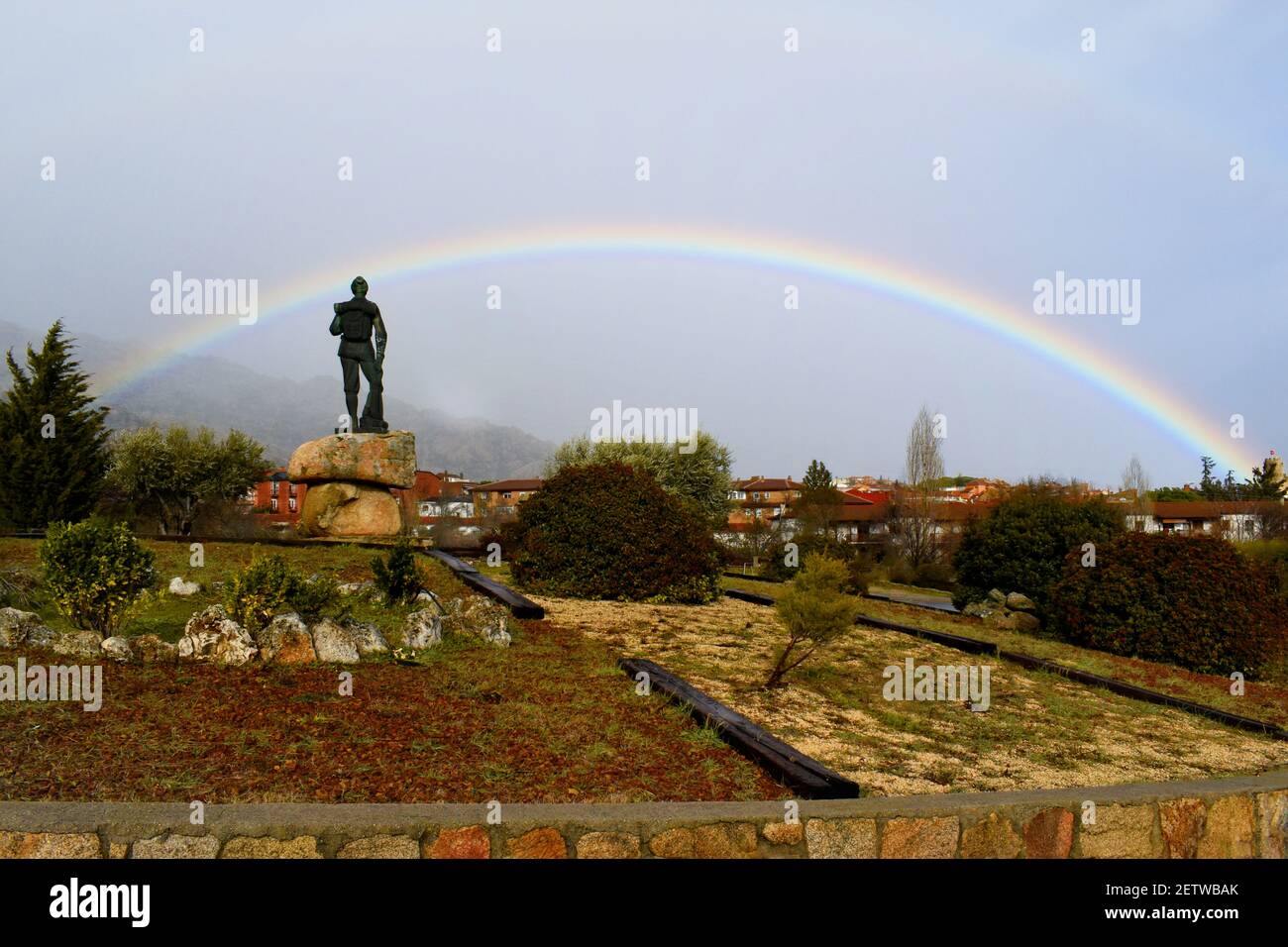 Arcobaleno in montagna. Un arcobaleno completo nella Sierra de Guadarrama, nella città di Manzanares El Real, Comunità di Madrid, Spagna Foto Stock