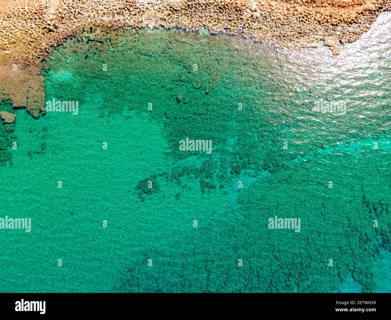 Vista aerea dall'alto dal drone della spiaggia rocciosa. Foto Stock