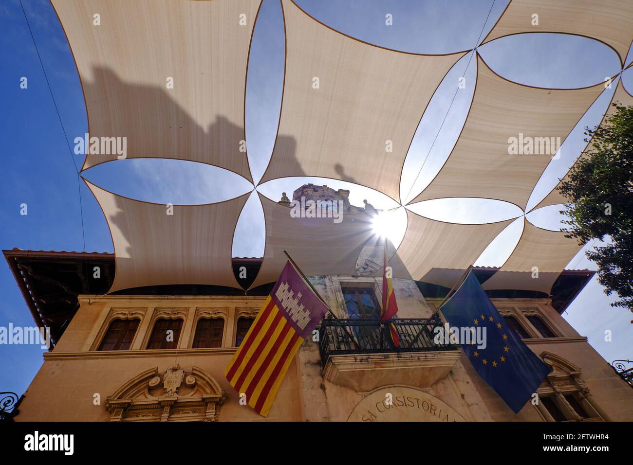 Le tettoie a vela si trovano nel municipio della città vecchia di Alcudia, Maiorca, offrendo un'ombra di benvenuto nella strada sottostante. Foto Stock