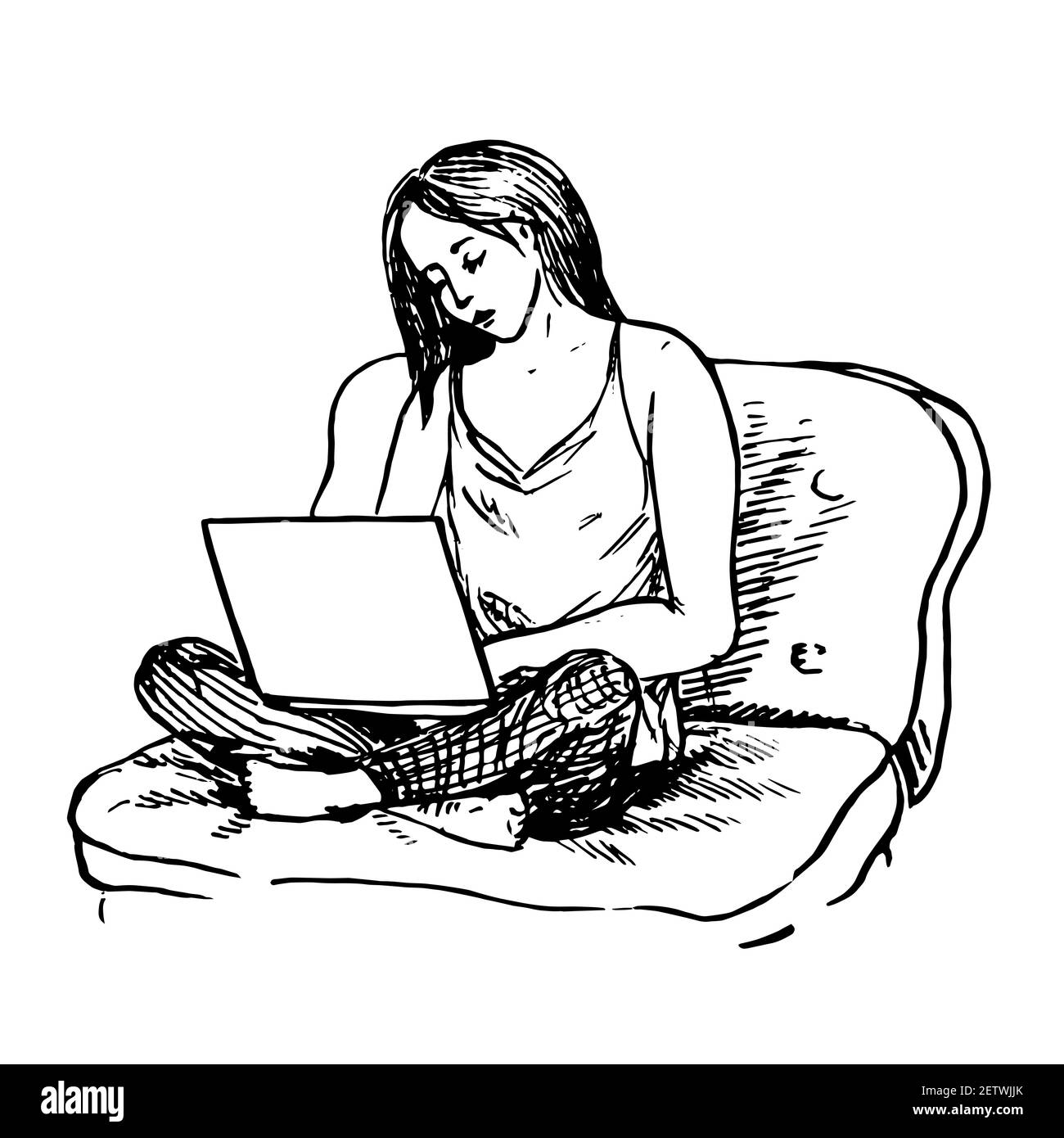 Ragazza seduta sul divano e che lavora su un computer portatile sulle gambe, doodle di inchiostro disegnato a mano, schizzo, illustrazione in bianco e nero Foto Stock