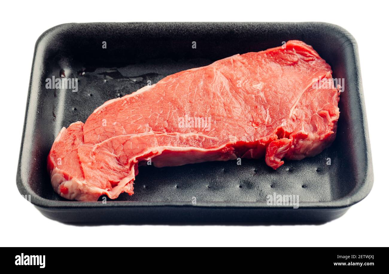 Bistecca di manzo cruda isolata su sfondo bianco. Foto Stock