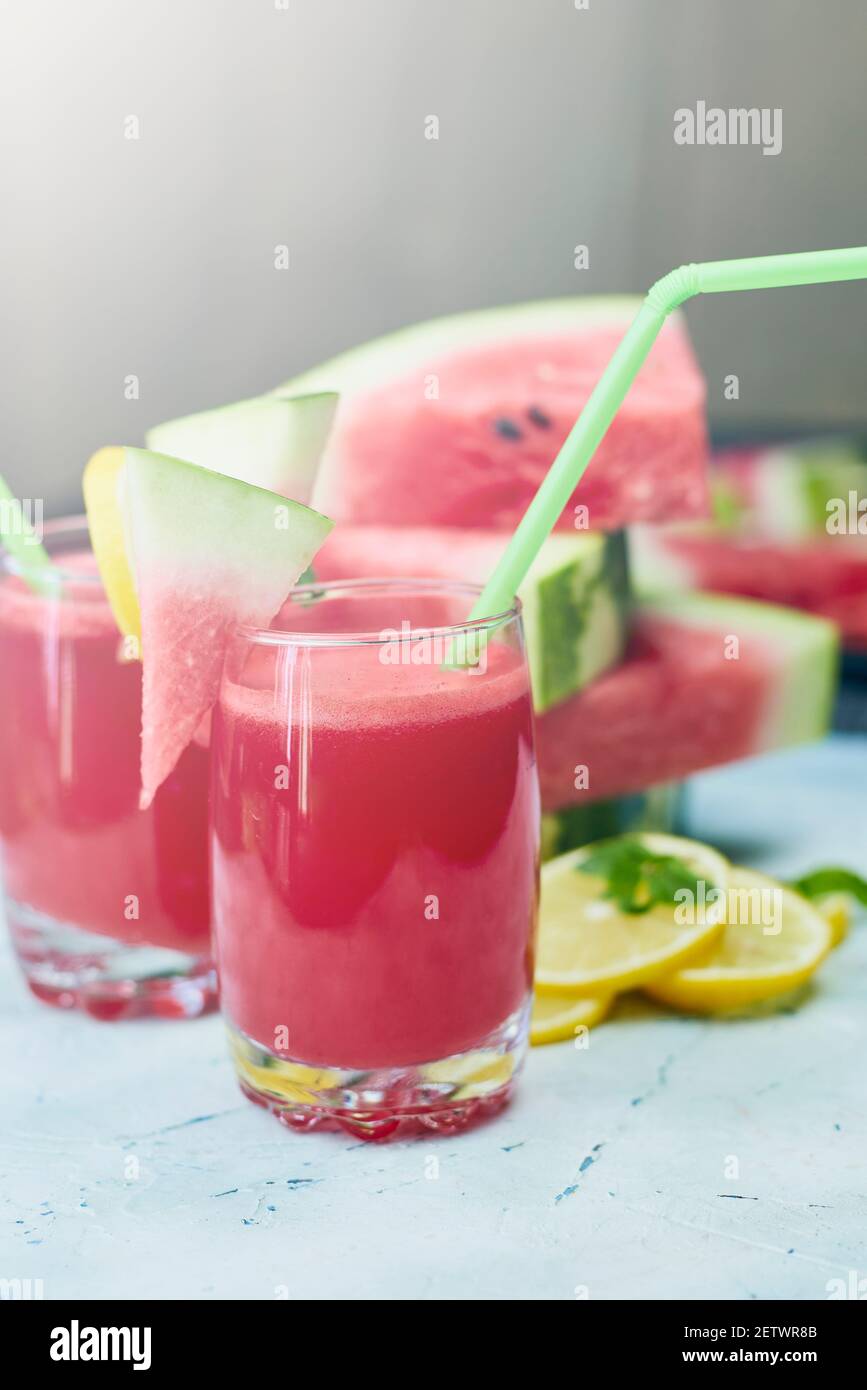 Succo d'anguria sul bicchiere squisito e dolce. Frutta fresca estate sfondo. Fette di anguria dolce. Frutta di cocomero Foto Stock