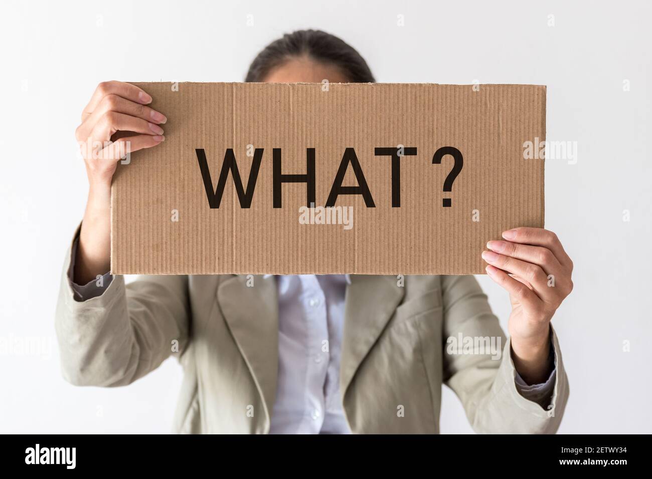 UNA donna ha un banner con l'iscrizione COSA? davanti a lei. Foto Stock