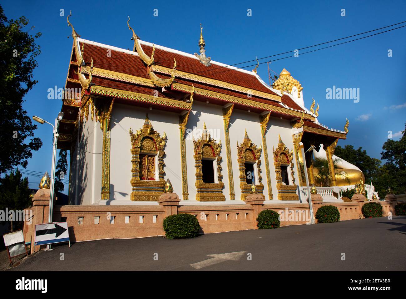 Sala di ordinazione chiesa o Ubosot di Wat Phra che Doi Kham o Tempio della montagna d'oro per i thailandesi e i viaggiatori stranieri viaggiano visitare e res Foto Stock