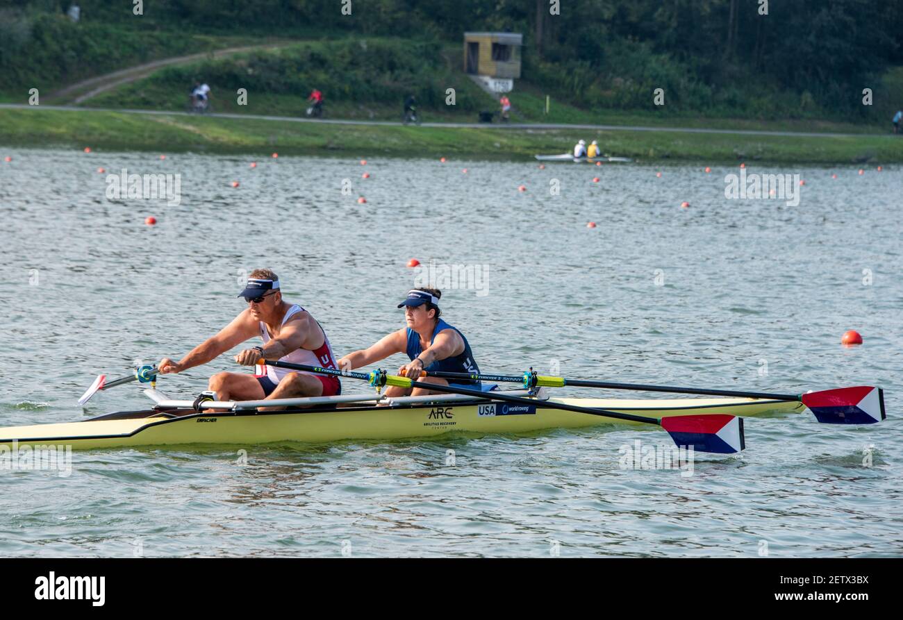 Linz, Austria, sabato 24 agosto 2019, FISA World Rowing Championship, Regatta, sessione di allenamento mattutino, USA PR2 Mix2x, Bow Laura GOODKIND, Russell GERNAAT, [credito obbligatorio; immagini Peter SPURRIER/Intersport] Foto Stock