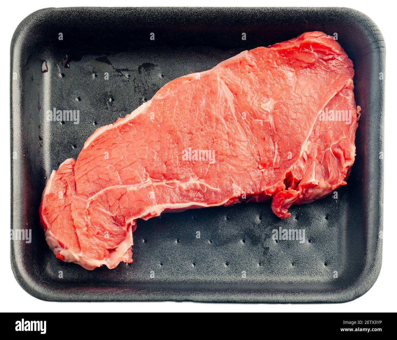 Bistecca di manzo cruda isolata su sfondo bianco. Foto Stock