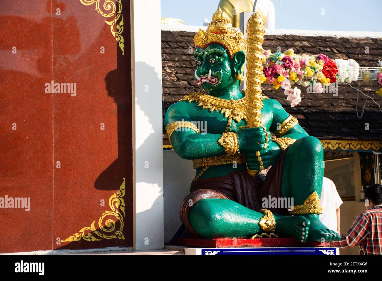 Re Virudhaka o statua gigante verde di Wat Phra che Doi Kham o Tempio della montagna d'oro per i tailandesi le persone e i viaggiatori stranieri visitano e. Foto Stock