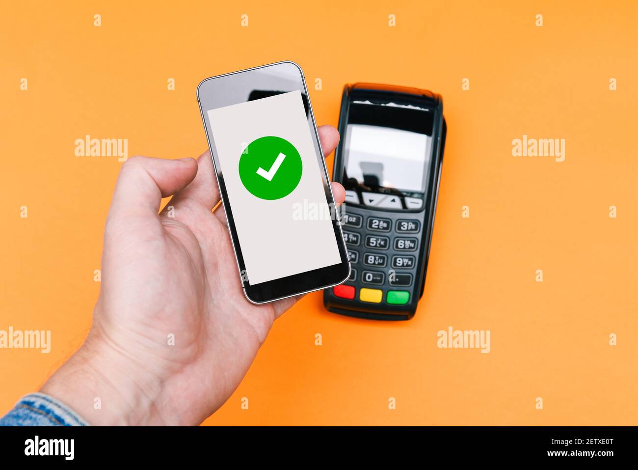 Pagamento per acquisti con un telefono cellulare. Pagamento riuscito con conferma sullo schermo dello smartphone. Metodo di pagamento senza contatto per merci o s. Foto Stock