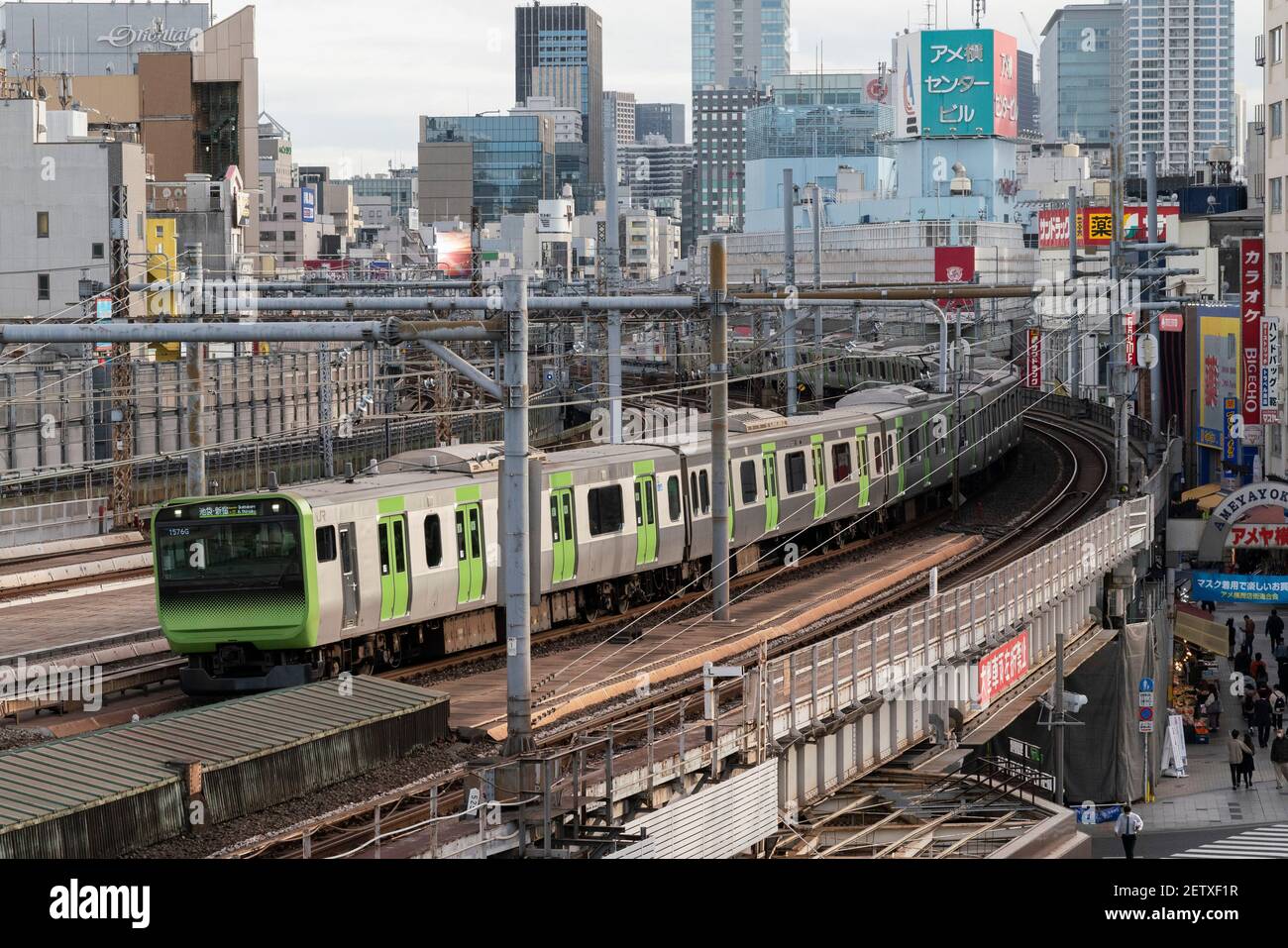 Linea ferroviaria Yamanote vicino alla stazione di Ueno, Taito-Ku, Tokyo, Giappone Foto Stock