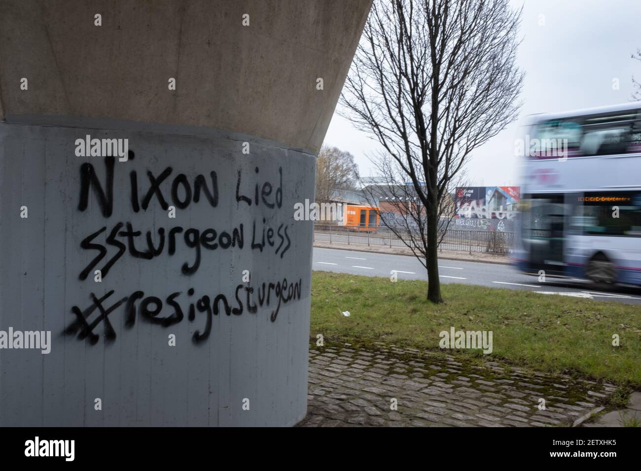 Glasgow, Regno Unito, il 2 marzo 2021. I graffiti politici che mettono in discussione le politiche del Partito Nazionale Scozzese, e la leadership del primo Ministro Nicola Sturgeon, appaiono sulle mura della città. I graffiti mettono in discussione la GovernmentÕs gestione delle vaccinazioni del Covid-19 da parte degli scozzesi e SturgeonÕs possibile fuorviamento del Parlamento nell’indagine in corso su Alex Salmond, per la quale lo Sturgeon sarà presente mercoledì alla commissione parlamentare d’inchiesta. Photo credit: Jeremy Sutton-Hibbert/Alamy Live News. Foto Stock