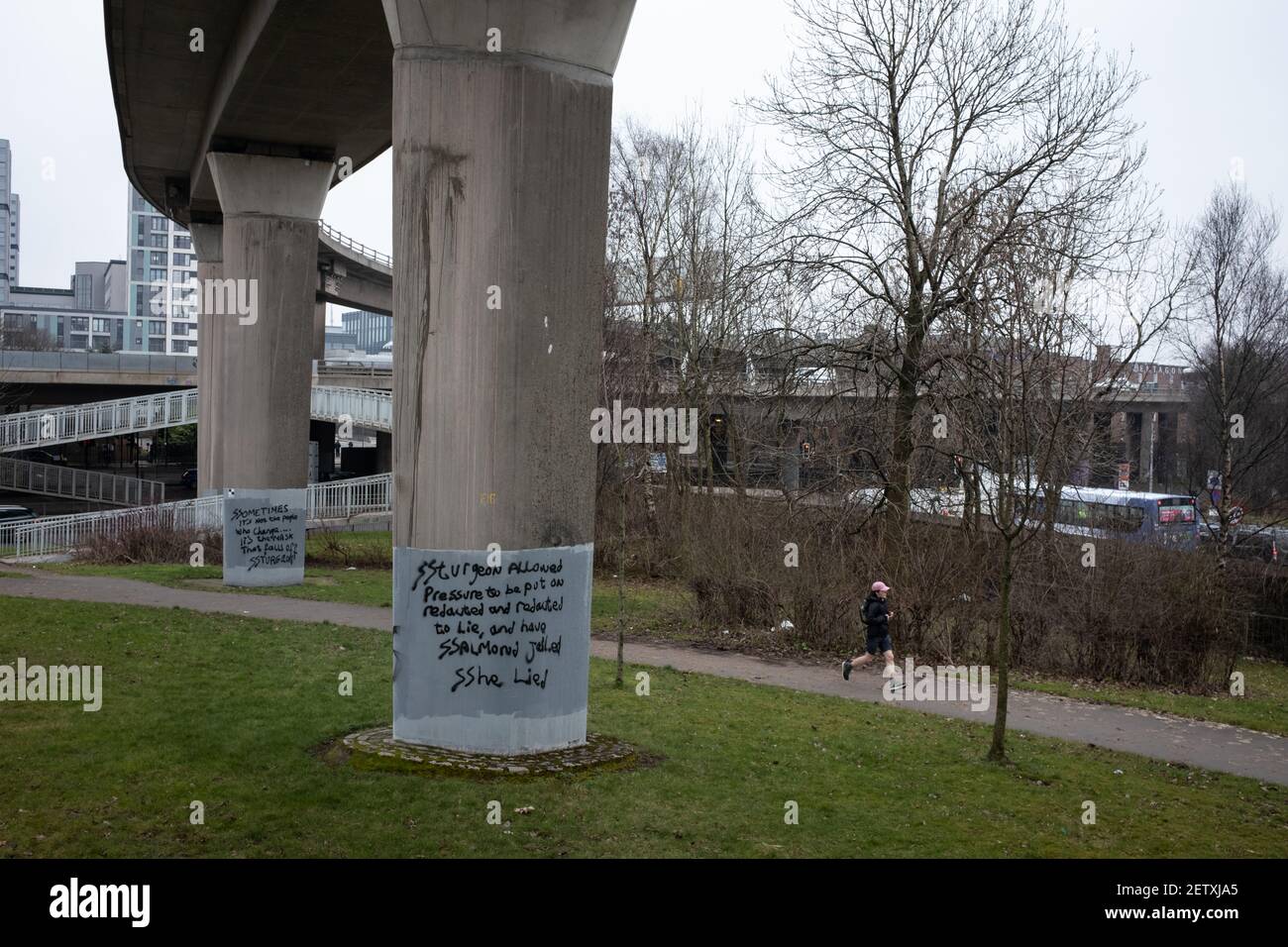 Glasgow, Regno Unito, il 2 marzo 2021. I graffiti politici che mettono in discussione le politiche del Partito Nazionale Scozzese, e la leadership del primo Ministro Nicola Sturgeon, appaiono sulle mura della città. I graffiti mettono in discussione la GovernmentÕs gestione delle vaccinazioni del Covid-19 da parte degli scozzesi e SturgeonÕs possibile fuorviamento del Parlamento nell’indagine in corso su Alex Salmond, per la quale lo Sturgeon sarà presente mercoledì alla commissione parlamentare d’inchiesta. Photo credit: Jeremy Sutton-Hibbert/Alamy Live News. Foto Stock