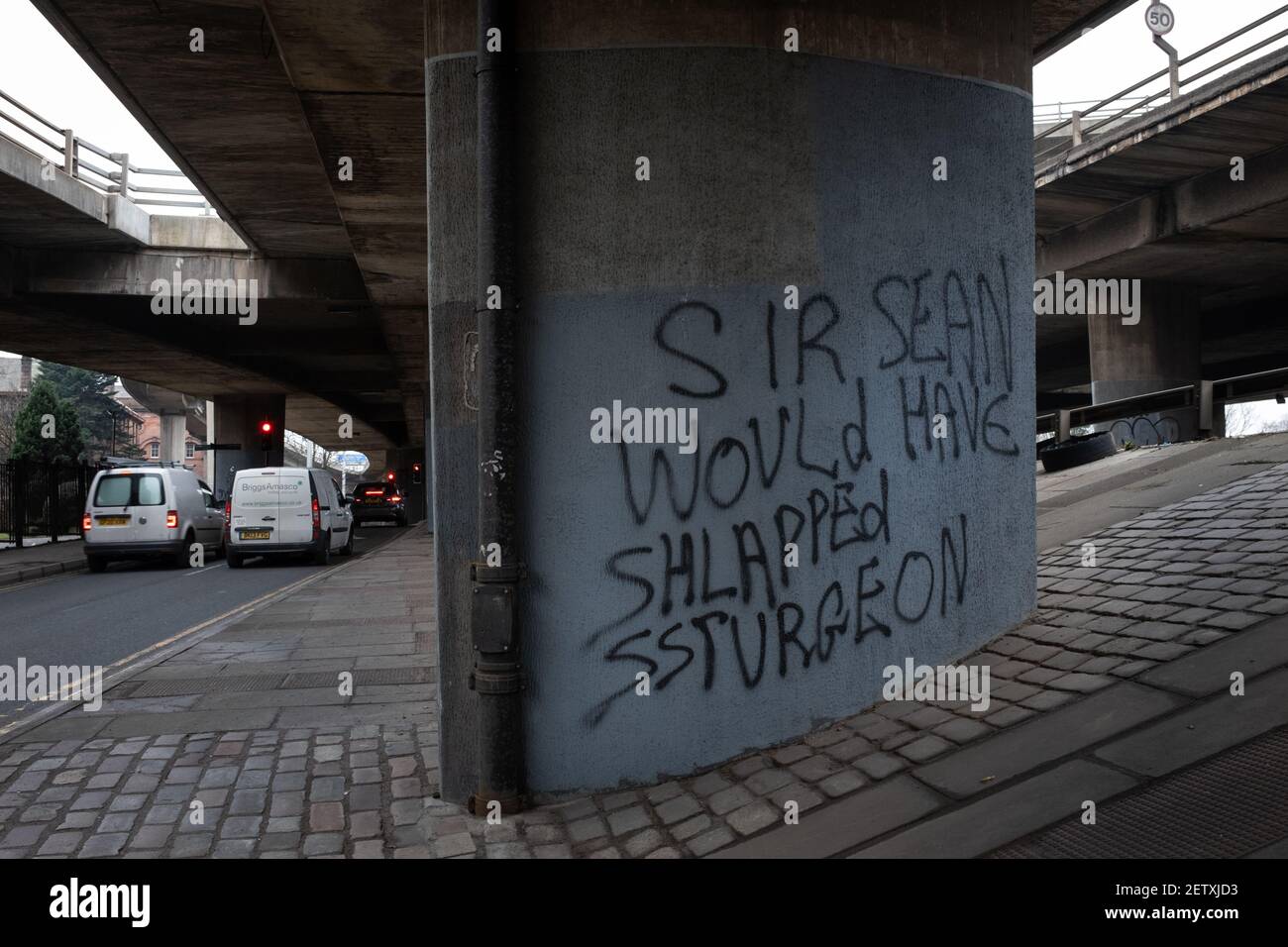 Glasgow, Regno Unito, il 2 marzo 2021. I graffiti politici che mettono in discussione le politiche del Partito Nazionale Scozzese, e la leadership del primo Ministro Nicola Sturgeon, appaiono sulle mura della città. I graffiti mettono in discussione la GovernmentÕs gestione delle vaccinazioni del Covid-19 da parte degli scozzesi e SturgeonÕs possibile fuorviamento del Parlamento nell’indagine in corso su Alex Salmond, per la quale lo Sturgeon sarà presente mercoledì alla commissione parlamentare d’inchiesta. Photo credit: Jeremy Sutton-Hibbert/Alamy Live News. Foto Stock