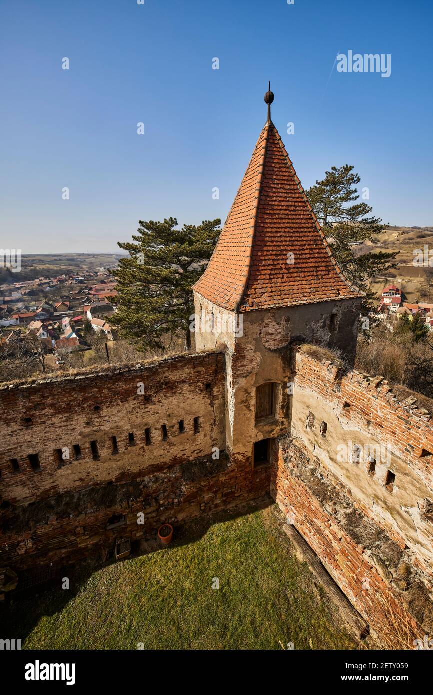 Fortezza Slimnic (Stolzenburg): Recinto fortificato, con torri, cappella, torre, bastione, Fu costruito nel XIV secolo, situato su un Burgbasch Foto Stock