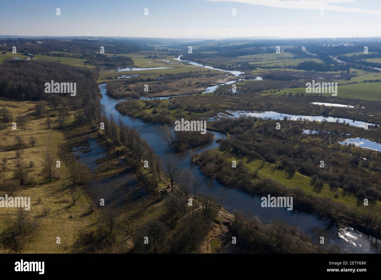 Vista aerea del fiume Clyde che scorre oltre il parco di campagna della tenuta di Dalzell e la riserva naturale di Haugh di Baron di RSPB vicino a Motherwell, Lanarkshire settentrionale,. Foto Stock