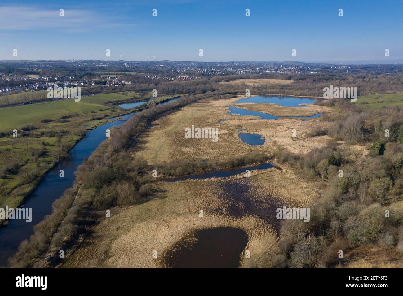 Vista aerea del fiume Clyde che scorre oltre il parco di campagna della tenuta di Dalzell e la riserva naturale di Haugh di Baron di RSPB vicino a Motherwell, Lanarkshire settentrionale,. Foto Stock