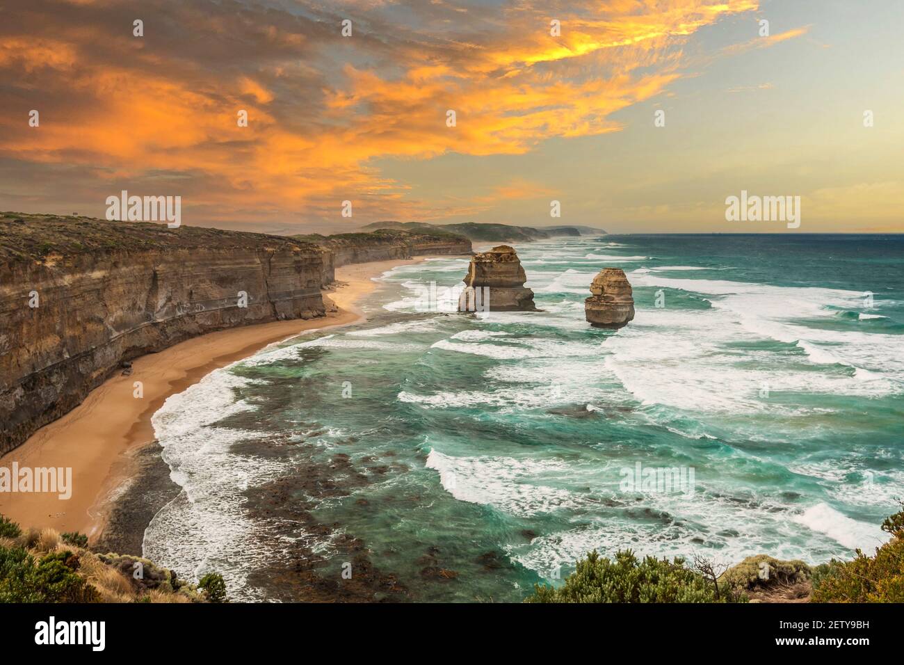 Alba a Gibson Steps nel Port Campbell National Park, Victoria Australia con le tempeste oceani con le onde che si rotola verso la spiaggia e surf contro un backd Foto Stock