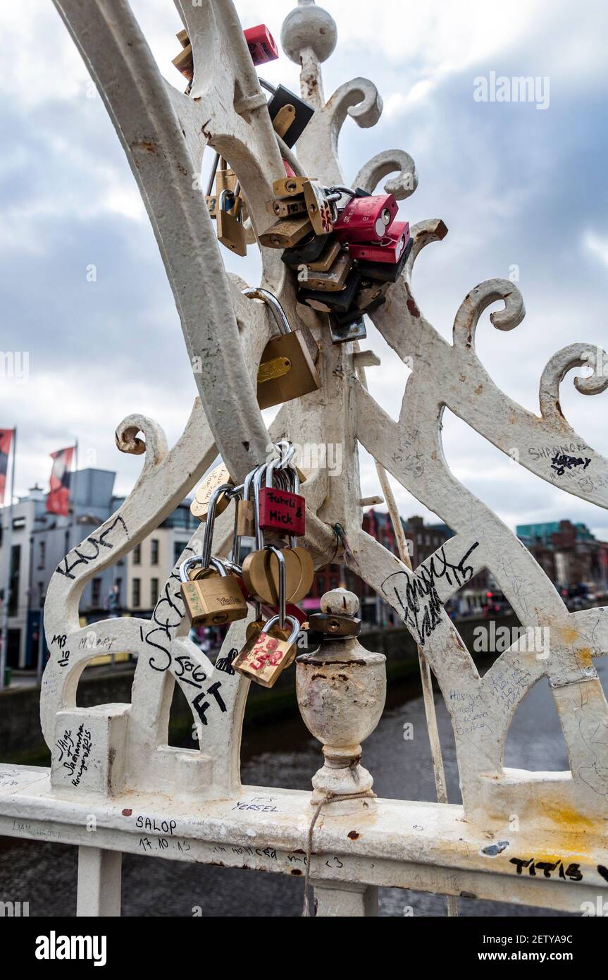 Lovelocks, lucchetti su HaPenny Bridge, Dublino, Irlanda Foto Stock