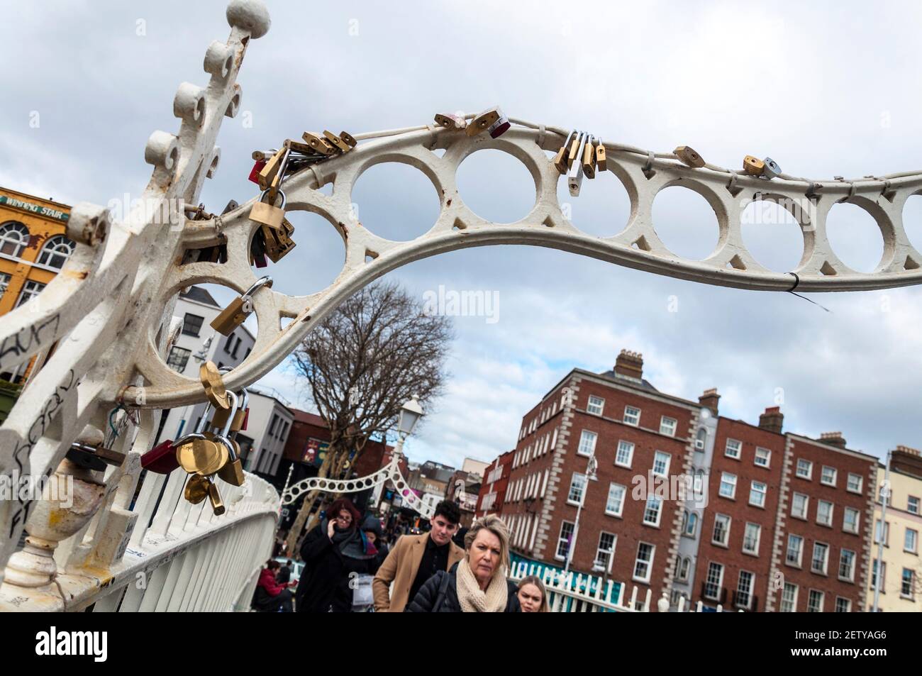 Lovelocks, lucchetti su HaPenny Bridge, Dublino, Irlanda Foto Stock