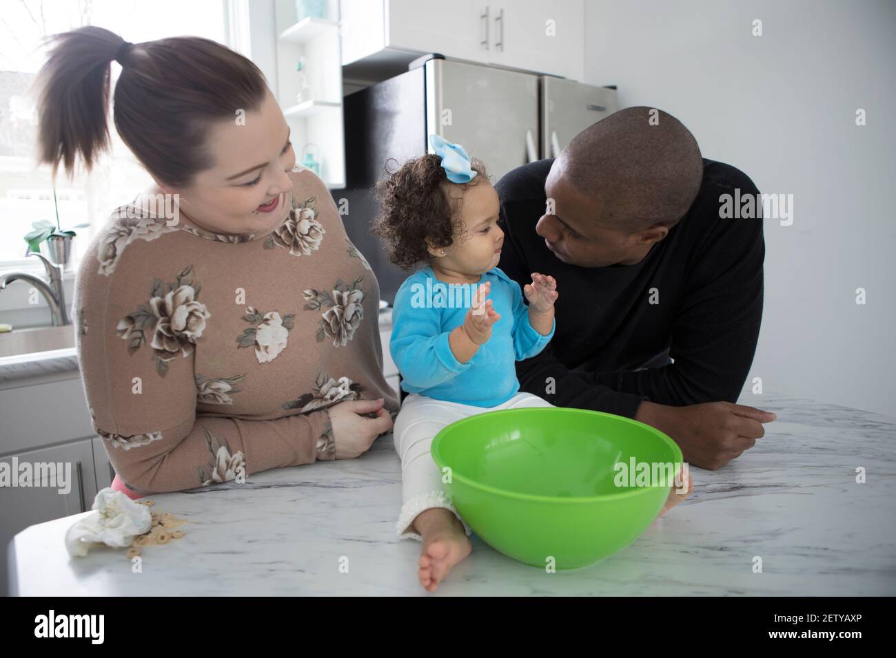 Famiglia Interrazziale nella loro cucina moderna Foto Stock