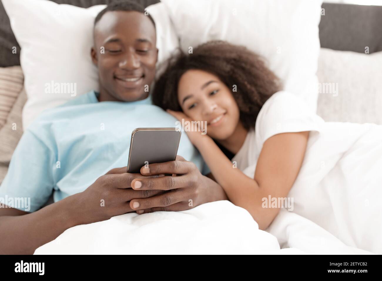 Amore, relazione, tecnologia, fine settimana e godere insieme vacanza Foto Stock