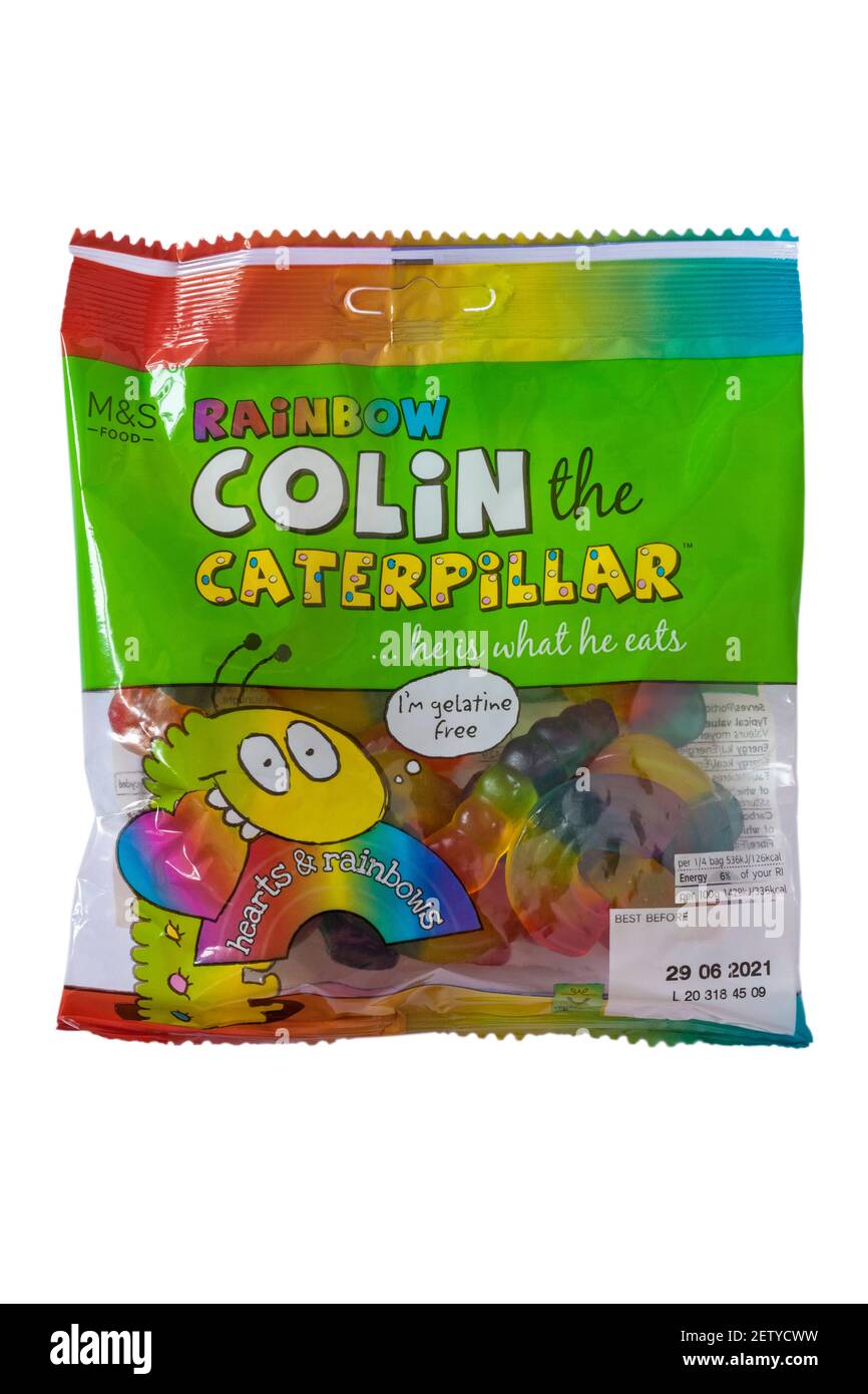 Pacchetto di M&S Rainbow Colin The Caterpillar dolci isolati sfondo bianco - è quello che mangia - cuori e arcobaleni Foto Stock