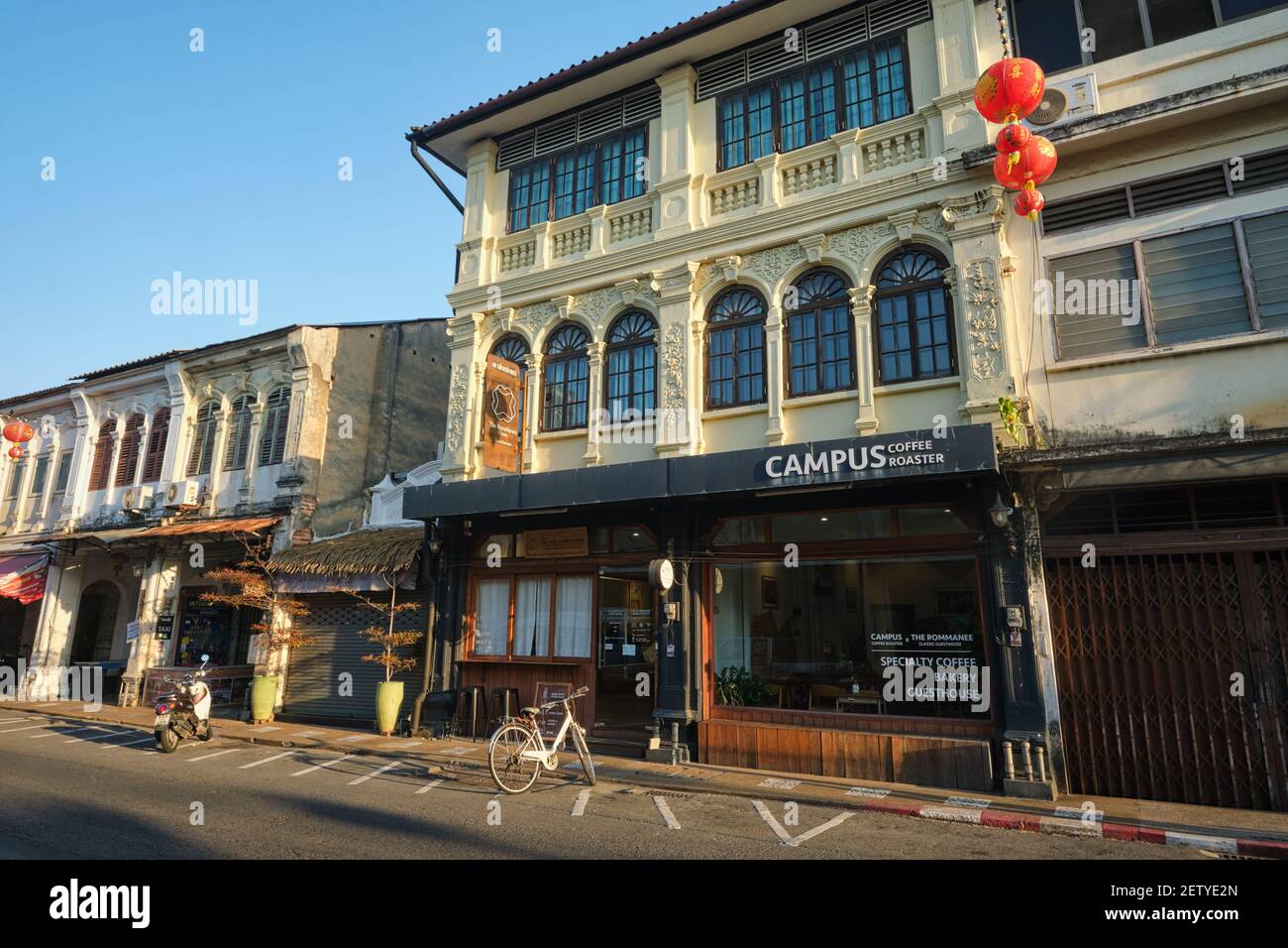 Botteghe tradizionali e colorate sino-portoghesi con tipiche finestre ad arco a graticcio in Krabi Road nella zona della Città Vecchia di Phuket, Thailandia Foto Stock