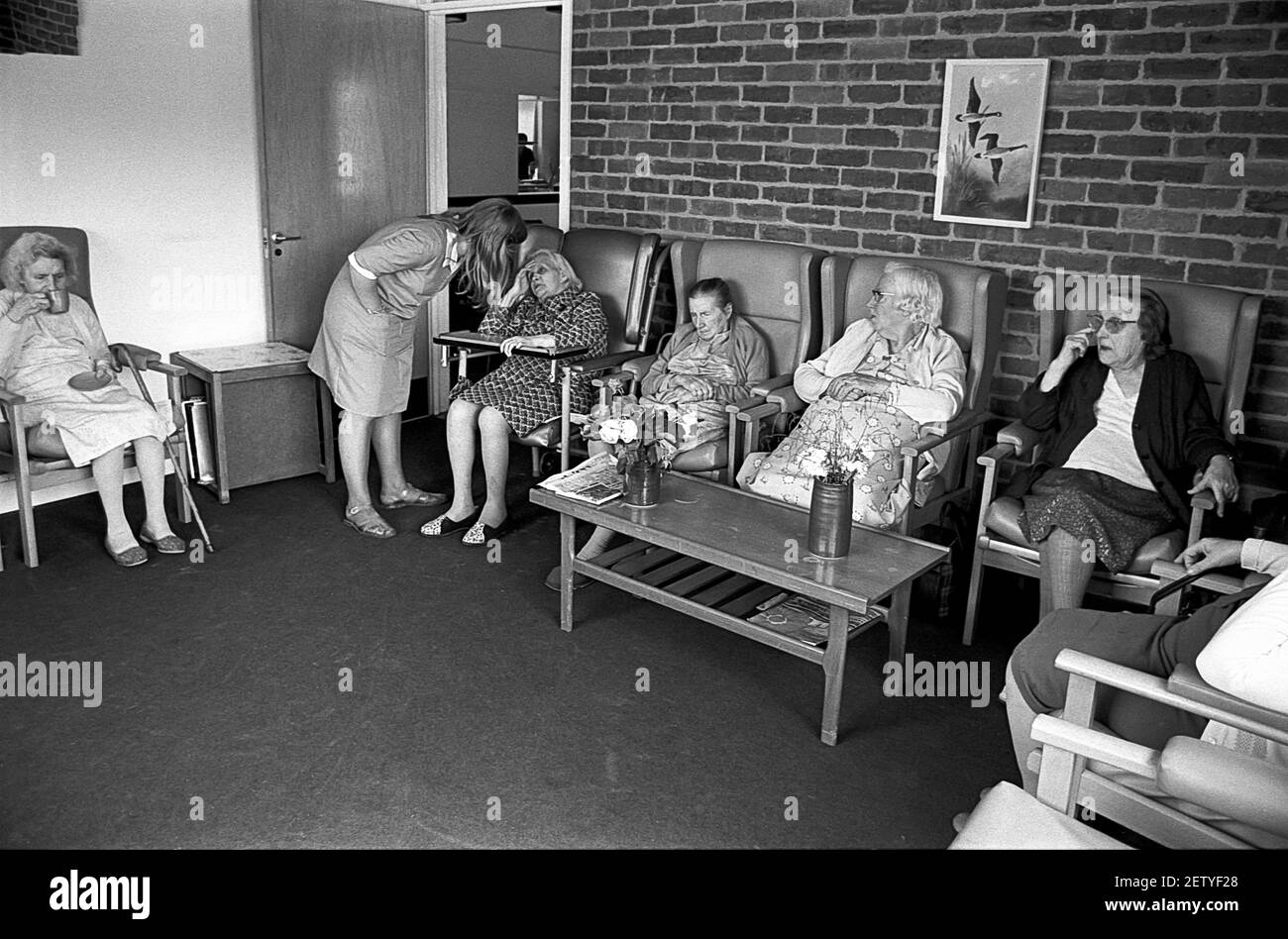 Sedici anni ragazza di scuola sul lavoro esperienza come assistente di cura in casa di cura. Chiacchierare con i residenti Foto Stock